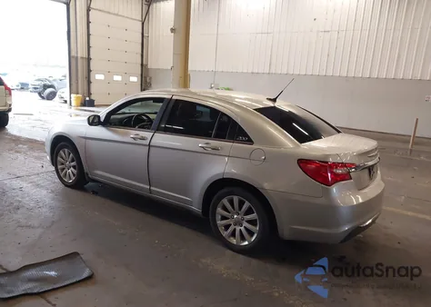 2011 Chrysler 200 Touring z USA, uszkodzony, nr VIN 1C3BC1FB1BN545925